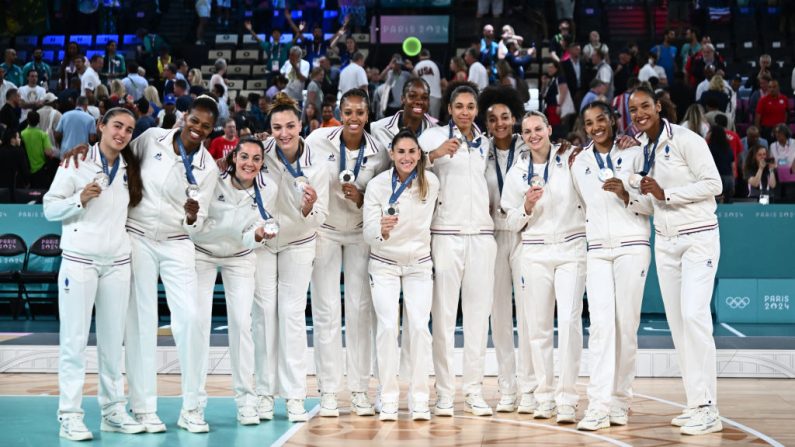 L'équipe de France de basket a touché du doigt dimanche l'immense exploit de battre en finale des Jeux olympiques les Américaines, invaincues dans la compétition depuis 1992 et sacrées dans la douleur (67-66) pour la huitième fois de suite. (Photo : ARIS MESSINIS/AFP via Getty Images)