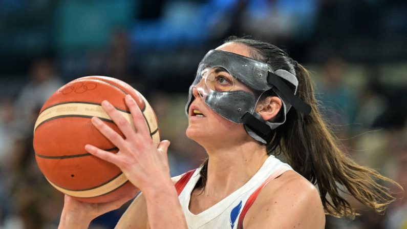 Les basketteuses de l'équipe de France de basket ont "un bel avenir" devant elles, a estimé la capitaine Sarah Michel Boury, persuadée qu'"à force de travailler et d'avancer elles vont avoir cet or" olympique qui leur a échappé d'un cheveu dimanche contre les Etats-Unis (67-66). (Photo : DAMIEN MEYER/AFP via Getty Images)