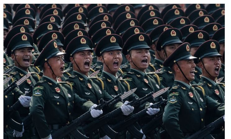 Des soldats chinois crient alors qu’ils marchent en formation lors du défilé célébrant le 70e anniversaire de la fondation de la Chine communiste, sur la place Tiananmen à Pékin, le 1er octobre 2019. (Kevin Frayer/Getty Images)