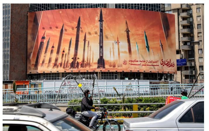 Un panneau avec l’image des missiles balistiques iraniens installé sur la place Valiasr, dans le centre de Téhéran, capitale de l’Iran, le 15 avril 2024 (Atta Kenare/AFP via Getty Images)