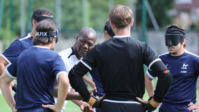 Le coach Toussaint Akpweh, exigeant et autoritaire, donne les instructions à ses joueurs de sa voix de stentor. (Photo : FRANCOIS LO PRESTI/AFP via Getty Images)