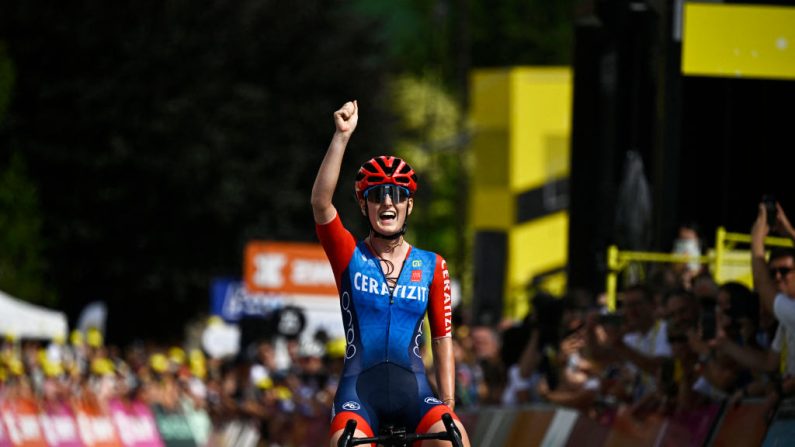 Cédrine Kerbaol, première Française à s'imposer sur le Tour de France depuis la renaissance de l'épreuve en 2022, a signé un succès retentissant vendredi à Morteau en s'imposant en solitaire après un numéro impressionnant dans une étape de moyenne montagne entre les Vosges et le Doubs. (Photo : JULIEN DE ROSA/AFP via Getty Images)