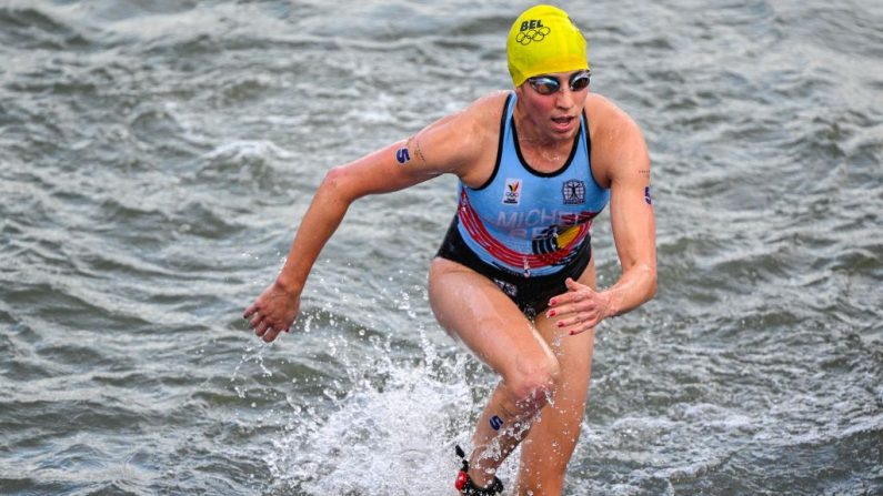 Le triathlon mixte prévu lundi aux JO de Paris est maintenu, après que le comité olympique belge avait relancé les interrogations sur la salubrité de la Seine en révélant qu'une de ses triathlètes était "malade". (Photo : JASPER JACOBS/BELGA MAG/AFP via Getty Images)