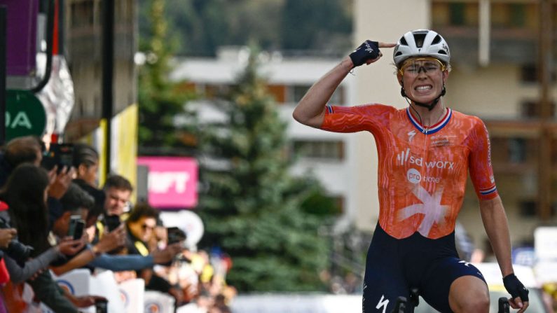 La Néerlandaise Demi Vollering, "abattue" après avoir échoué à la deuxième place du Tour de France à seulement quatre secondes de la Polonaise Katarzyna Niewiadoma, était tout de même "fière" de sa victoire d'étape dimanche à l'Alpe d'Huez. (Photo : JULIEN DE ROSA/AFP via Getty Images)