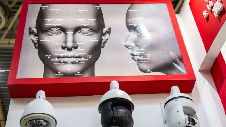 Des caméras de sécurité à intelligence artificielle dotées d'une technologie de reconnaissance faciale sont présentées lors de la 14e Exposition internationale chinoise sur la sûreté et la sécurité publiques au China International Exhibition Center à Beijing, le 24 octobre 2018. (Nicolas Asfouri/AFP via Getty Images)