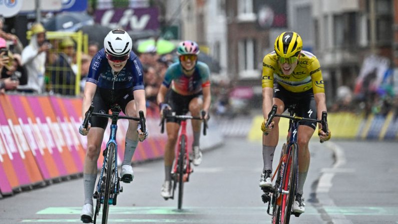 Le duel attendu entre Demi Vollering et Katarzyna Niewiadoma dans la quête de la victoire finale du Tour de France femmes a pris forme lors d'une étape spectaculaire remportée par la jeune pépite néerlandaise Puck Pieterse. (Photo : JULIEN DE ROSA/AFP via Getty Images)