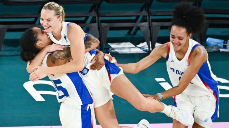 L'équipe de France féminine de basket a arraché sa victoire contre  la Belgique, son bourreau en demi-finales du dernier Euro, pour s'offrir sa première finale olympique depuis 2012. (Photo : ARIS MESSINIS/AFP via Getty Images)