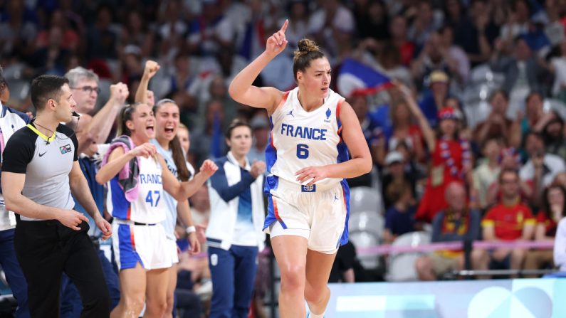 À nouveau convaincante, l'équipe de France féminine de basket a décroché son billet pour les quarts de finale des Jeux olympiques en dominant le Nigeria (75-54) jeudi au Stade Pierre-Mauroy de Villeneuve-d'Ascq. (Photo : Gregory Shamus/Getty Images)