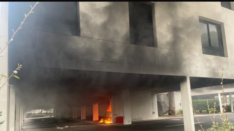 La synagogue de La Grande-Motte a été volontairement incendiée samedi 24 août. (Photo X @Patrick Vignal)