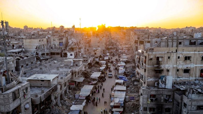 Des Palestiniens déplacés par la guerre à Gaza se déplacent dans un marché de rue à Khan Younis, dans le sud de la bande de Gaza, le 29 juin 2024. (Jehad Alshrafi/AP Photo)