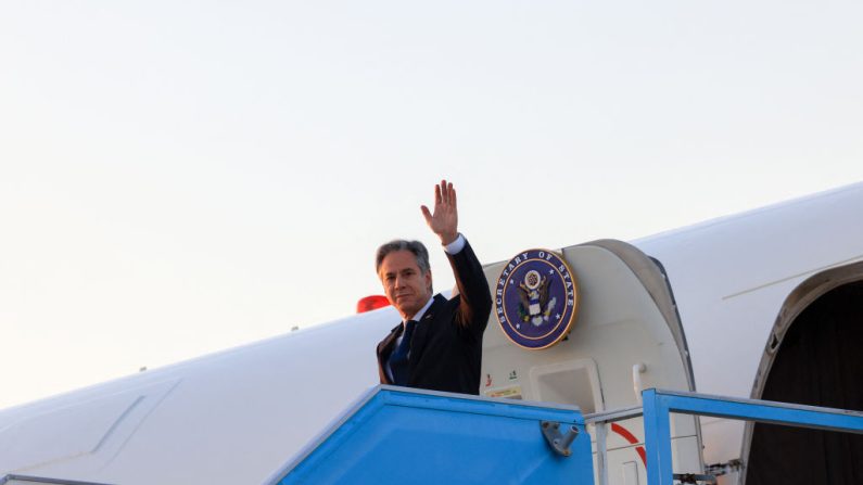 Le secrétaire d'État américain Antony Blinken (C) débarque à Tel Aviv le 18 août 2024. (KEVIN MOHATT/POOL/AFP via Getty Images)