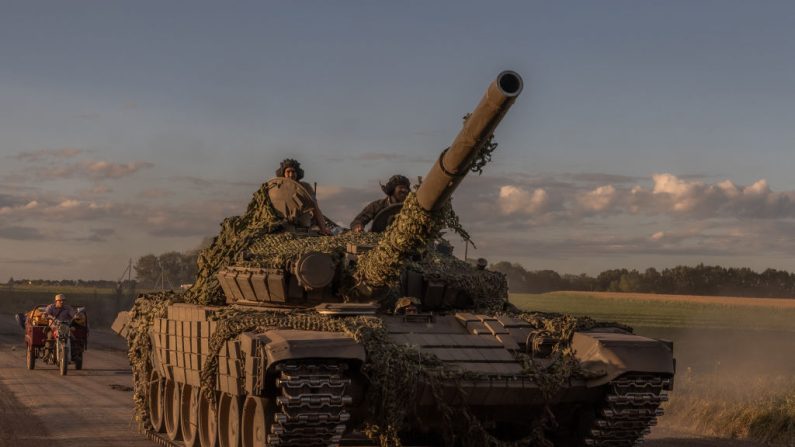 Des militaires ukrainiens utilisent un char T-72 de fabrication soviétique dans la région de Soumy, près de la frontière avec la Russie, le 12 août 2024. (ROMAN PILIPEY/AFP via Getty Images)