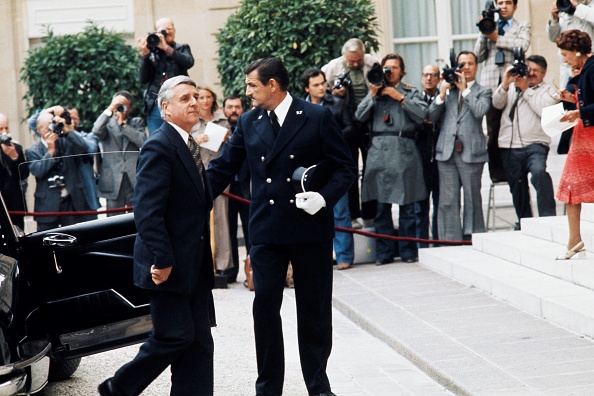 Robert Boulin alors ministre chargé des Relations avec le Parlement arrive au palais présidentiel de l'Élysée pour assister au conseil des ministres, le 28 août 1976 à Paris. (Photo -/AFP via Getty Images)