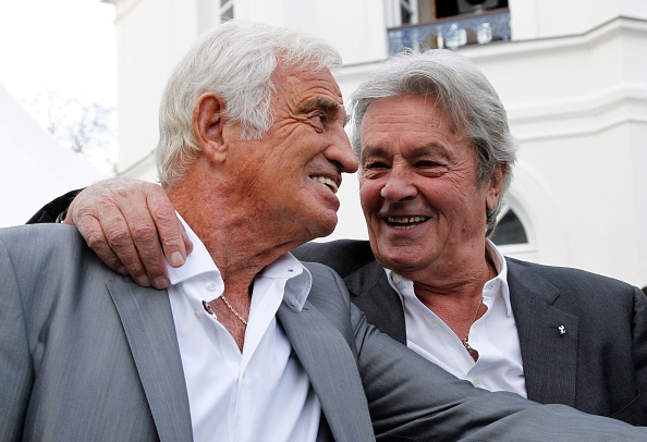 Jean-Paul Belmondo et Alain Delon lors de l'inauguration du musée Paul Belmondo dédié à l'œuvre du père de Jean-Paul Belmondo, le 14 septembre 2010 à Boulogne-Billancourt. (Photo PATRICK KOVARIK/AFP via Getty Images)