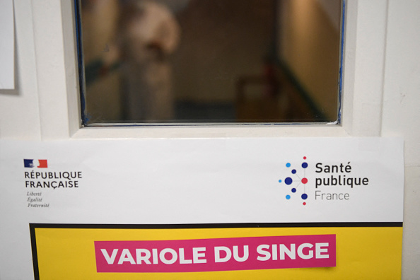 Dans un centre de vaccination contre la variole du singe à Paris, le 3 août 2022. (Photo JULIEN DE ROSA/AFP via Getty Images)