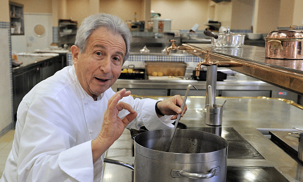 Le cuisinier Michel Guérard en 2008, dans la cuisine de son restaurant "Les prés d'Eugénie" à Eugénie-les-Bains. (PIERRE ANDRIEU/ARCHIVES/AFP via Getty Images)