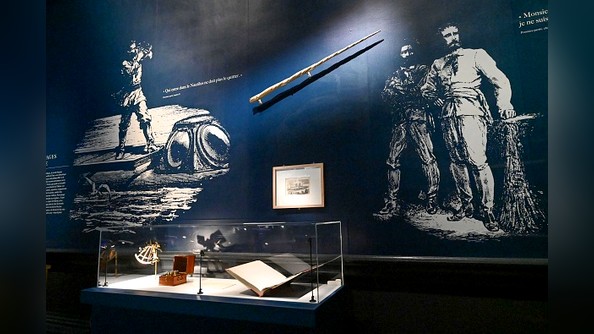 Photo d'une exposition des deux manuscrits du roman "Vingt mille lieues sous les mers" de l'écrivain Jules Verne, au musée de Picardie à Amiens (Photo par DENIS CHARLET/AFP via Getty Images).