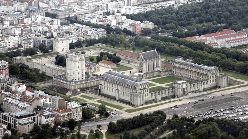 Le château de Vincennes photographié depuis le cockpit d'un avion militaire, le 14 juillet 2012. (Crédit photo GUILLAUME BAPTISTE/AFP via Getty Images)