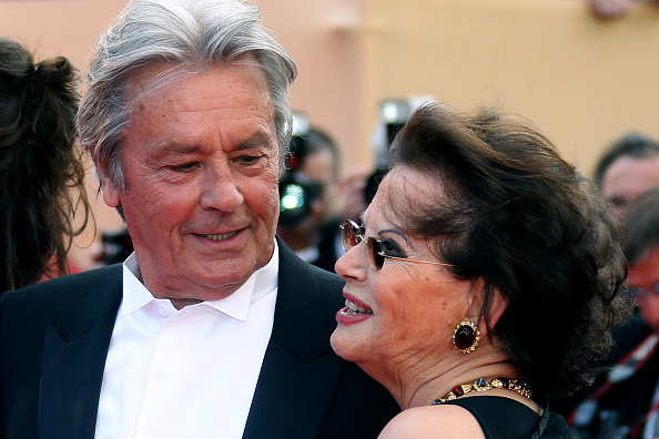 Claudia Cardinale et Alain Delon au 63e festival de Cannes le 14 mai 2010. (Photo VALERY HACHE/AFP via Getty Images)