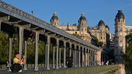 Paris : jugée dangereuse, la passerelle Bir Hakeim fermée au public