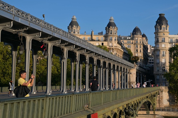 Le long du pont de Bir-Hakeim. (MIGUEL MEDINA/AFP via Getty Images)