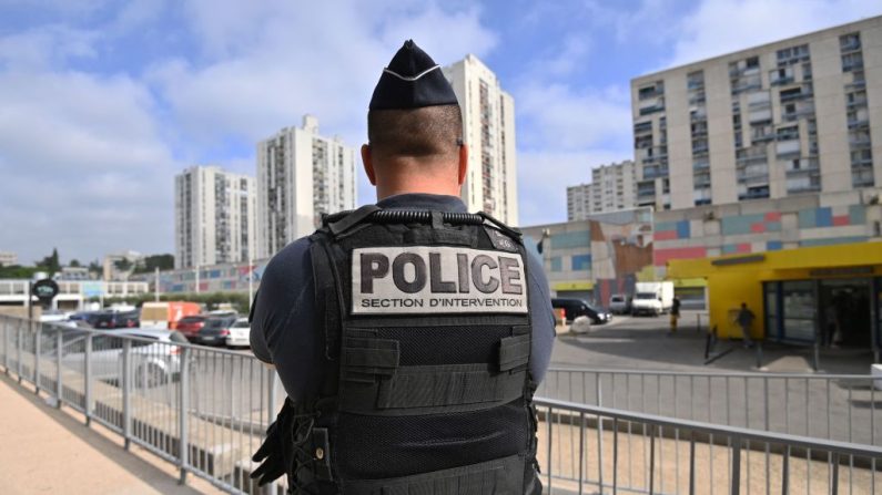 
Un policier français patrouille dans le quartier de Pissevin à Nîmes, dans le sud de la France, le 11 octobre 2023. (SYLVAIN THOMAS/AFP via Getty Images)