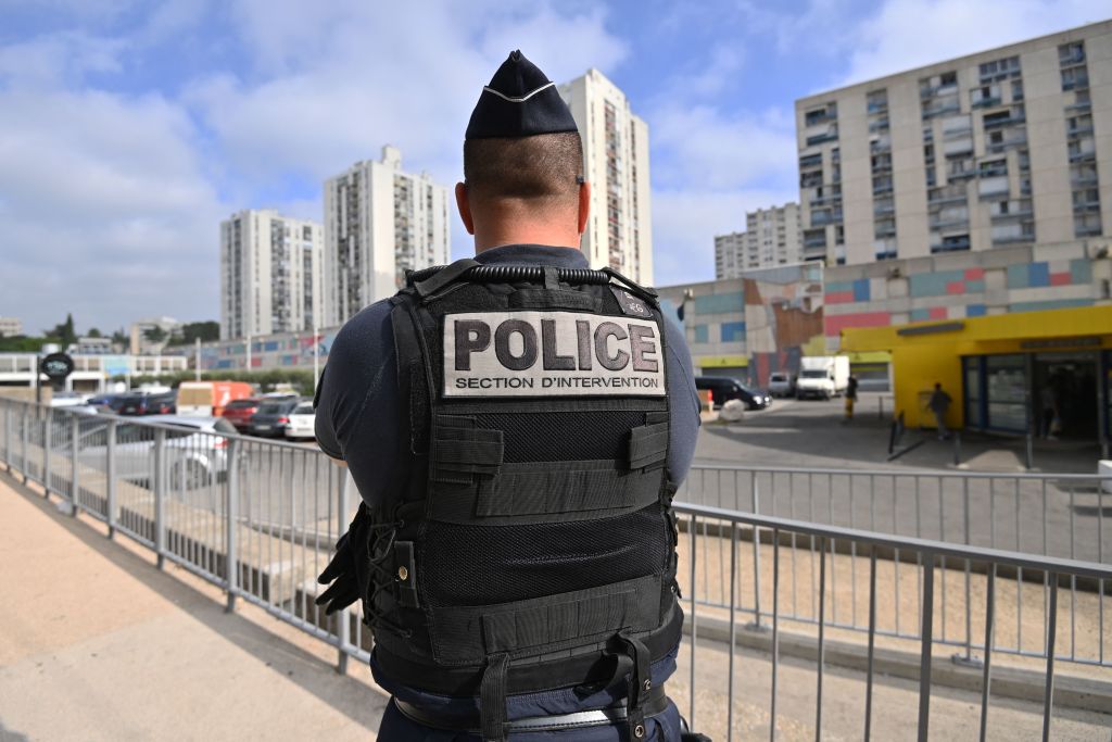 Paris : un homme blesse deux policiers avant d'être interpellé