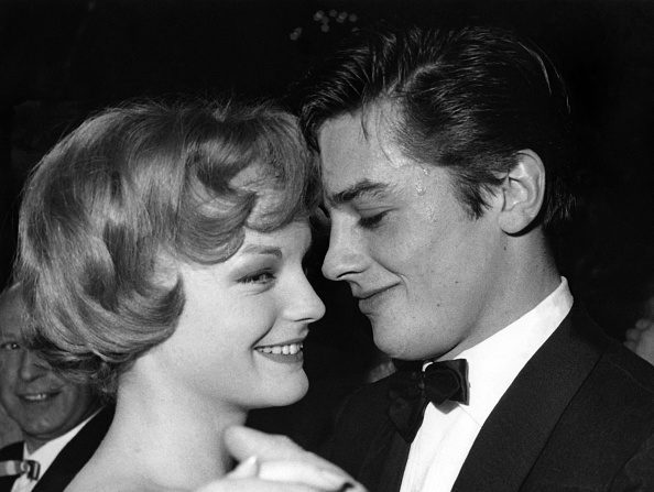 Romy Schneider et Alain Delon le 20 mars 1959 à Munich. (Photo -/EPU/AFP via Getty Images)