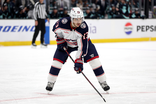 Johnny Gaudreau #13 des Columbus Blue Jackets regarde pendant la première période contre les Seattle Kraken au Climate Pledge Arena le 28 janvier 2024 à Seattle, Washington. (Steph Chambers/Getty Images)