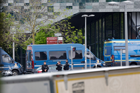 Des gendarmes sécurisent un périmètre près du site où les enquêteurs mènent une « reconstitution » des événements qui ont précédé et suivi la fusillade de Nahel. (GEOFFROY VAN DER HASSELT/AFP via Getty Images)