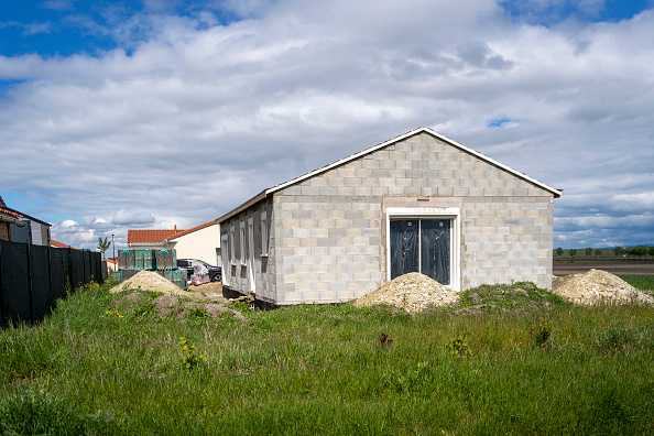 Nouveau logement, maison individuelle en construction avec une structure en parpaing, à Riom, Auvergne, France, le 26 avril 2024.  (Photo ANTOINE BOUREAU/Hans Lucas/AFP via Getty Images)