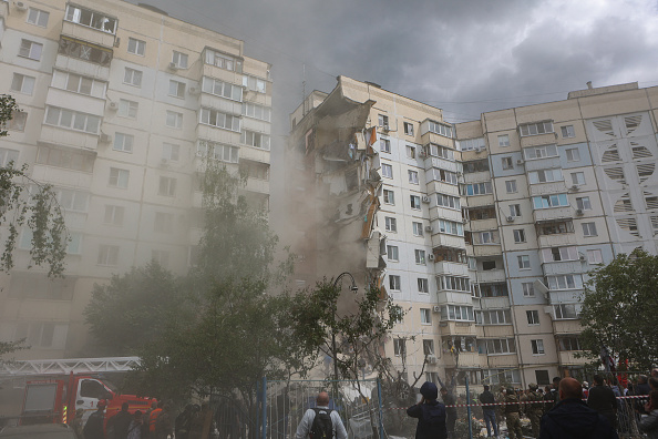 Un immeuble partiellement effondré suite une frappe ukrainienne à Belgorod, le 12 mai 2024.(Photo STRINGER/AFP via Getty Images)