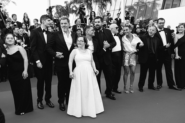 Clovis Cornillac, Artus, Alice Belaidi et les acteurs du film « Un p'tit truc en plus » lors du 77ème Festival de Cannes 2024. (Vittorio Zunino Celotto/Getty Images)