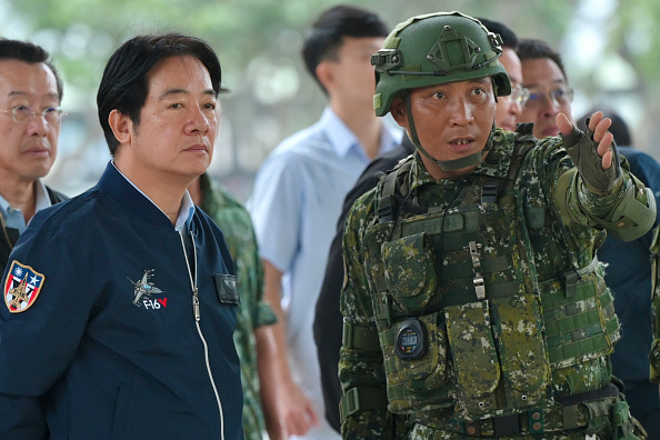 Le président taïwanais Lai Ching-te (à g.) lors de l'inspection de la base aérienne de Hualien, le 28 mai 2024. (SAM YEH/AFP via Getty Images)