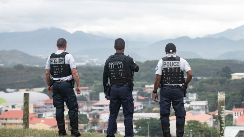 Des gendarmes français font face à des manifestants indépendantistes lors de l'enlèvement d'un barrage routier sur l'avenue Paul-Emile Victor à Dumbea, sur le territoire français de Nouvelle-Calédonie dans le Pacifique, le 24 juin 2024. (DELPHINE MAYEUR/AFP via Getty Images)