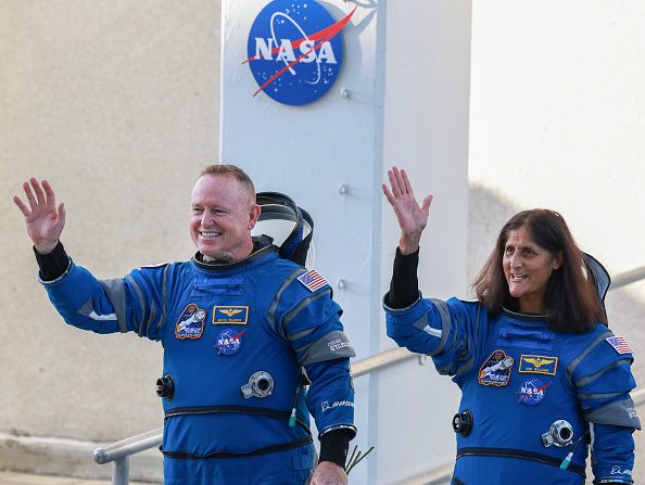 Le commandant Butch Wilmore (à g.) et le pilote Suni Williams sortent du bâtiment des opérations et des vérifications de la NASA le 5 juin 2024 à Cap Canaveral, en Floride. (Joe Raedle/Getty Images)