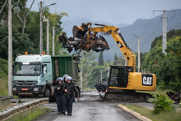 Opération de dégagement d’une route par la gendarmerie près d'une commune du Mont-Dore en Nouvelle-Calédonie, le 12 juillet 2024. (Photo DELPHINE MAYEUR/AFP via Getty Images)