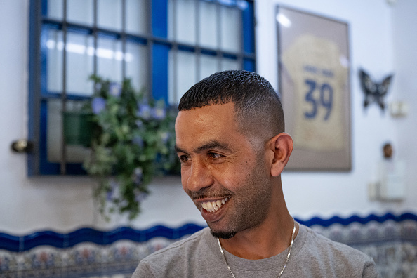 Mounir Nasraoui, le père de l'attaquant espagnol Lamine Yamal, au bar « El Cordobes » à Rocafonda, le quartier où son fils a grandi, à Mataro à 35 km de Barcelone, le 11 juillet 2024. (Photo JOSEP LAGO/AFP via Getty Images)