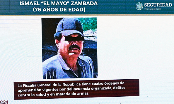 Une photo du cofondateur du cartel de Sinaloa, le trafiquant de drogue mexicain Ismael « Mayo » Zambada, apparaît à l'écran lors de la conférence de presse matinale habituelle du Président mexicain Andres Manuel Lopez Obrador au Palais national de Mexico, le 26 juillet 2024. (Photo  ALFREDO ESTRELLA/AFP via Getty Images)

