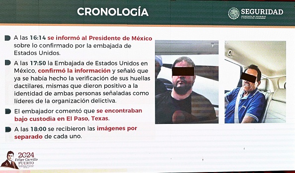 Des photos du cofondateur du cartel de Sinaloa, le trafiquant de drogue mexicain Ismael « Mayo » Zambada (à droite), et de Joaquin Guzman Lopez (fils de Joaquin « El Chapo » Guzman) apparaissent à l'écran lors de la conférence de presse matinale habituelle du président mexicain Andres Manuel Lopez Obrador au Palais national de Mexico, le 26 juillet 2024. (Photo  ALFREDO ESTRELLA/AFP via Getty Images)
