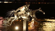 Paris: le cheval métallique de la cérémonie d’ouverture des JO exposé à l’hôtel de ville