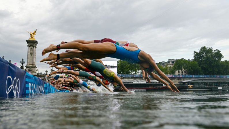 Des athlètes participent à la course de natation dans la Seine lors du triathlon individuel féminin aux Jeux olympiques de Paris 2024 au Pont Alexandre III le 31 juillet 2024 à Paris, France. (Martin Bureau - Pool/Getty Images)