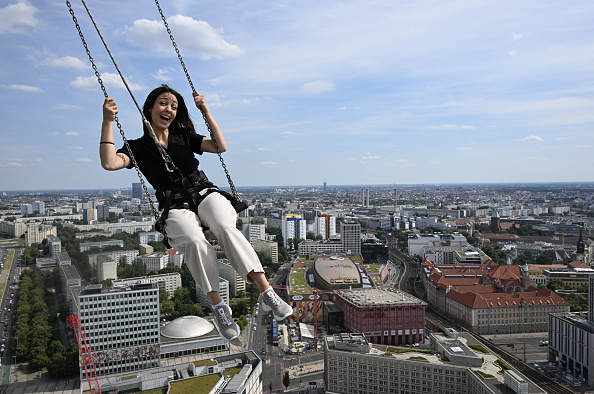 Wendy Sorice se balance à 120 m au-dessus des toits de Berlin, sur une structure suspendue à un hôtel de l'Alexanderplatz à Berlin. (RALF HIRSCHBERGER/AFP via Getty Images)