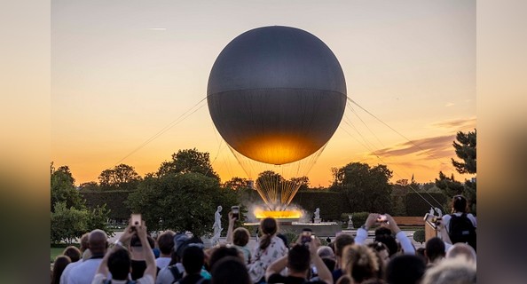 La vasque olympique et son ballon, à Paris (Maja Hitij/Getty Images)