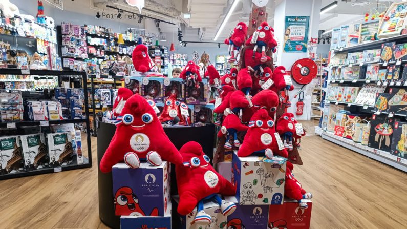 Des Phryges, mascotte officielle des Jeux Olympiques de Paris 2024, en tête de gondole dans un magasin de jouets  dans le 14e arrondissement de Paris, le 3 août 2024. (RICCARDO MILANI/Hans Lucas/AFP via Getty Images)