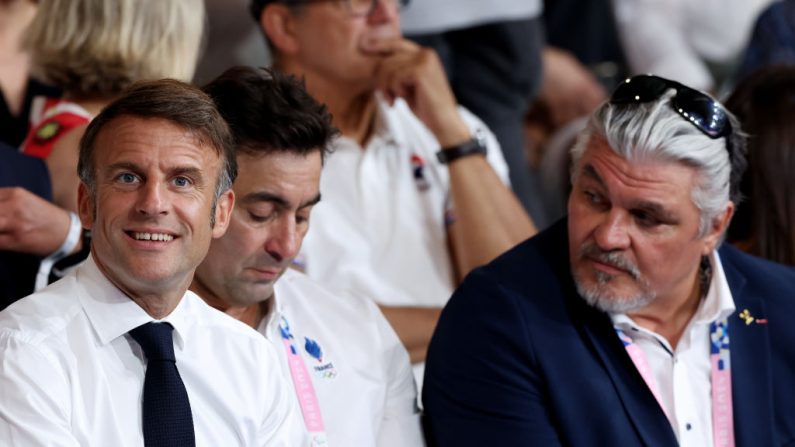 Emmanuel Macron (G) et David Douillet (D), le 2 août 2024 à Paris. (Photo : Pascal Le Segretain/Getty Images)