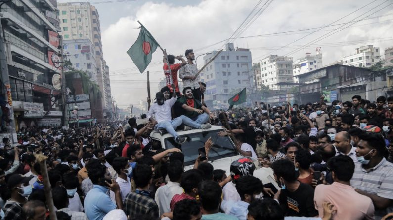 Des personnes se rassemblent pour célébrer la chute du Premier ministre du Bangladesh, Sheikh Hasina, à Dacca, au Bangladesh, le 5 août 2024. 
(ANIK RAHMAN/Middle East Images/AFP via Getty Images)