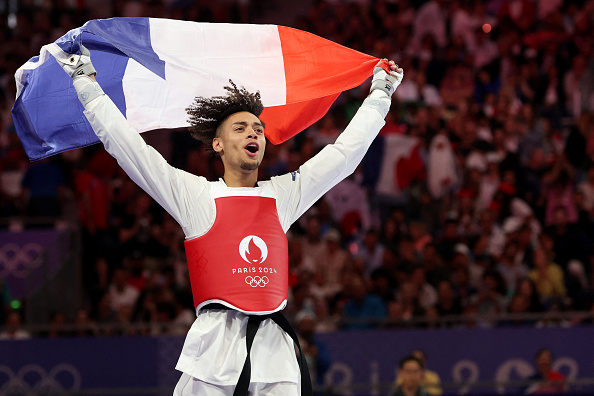  Le Français Cyrian Ravet célèbre sa victoire, obtenant la médaille de bronze de taekwondo hommes le mercredi 7 août 2024. (DAVID GRAY/AFP via Getty Images)