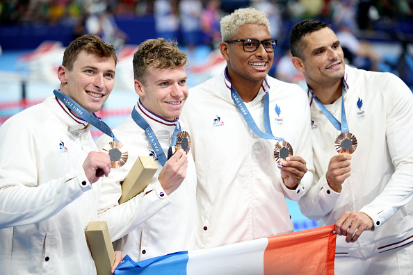 Yohann Ndoye-Brouard, Léon Marchand, Maxime Grousset et Florent Manaudou ont décroché le bronze sur le relais du 4x100 m quatre nages à La Défense Arena le 4 août 2024. (Photo Adam Pretty/Getty Images)