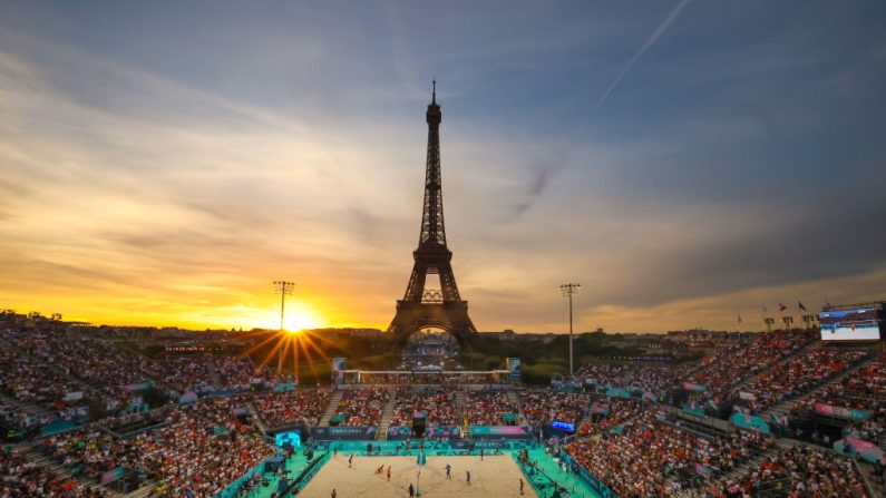 Vue de la tour Eiffel au coucher du soleil lors d'un match des huitièmes de finale masculin entre les équipes du Brésil et des Pays-Bas lors de la neuvième journée des Jeux Olympiques Paris 2024, le 4 août 2024 à Paris (Elsa/Getty Images)